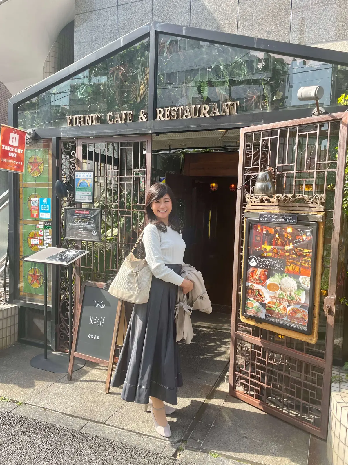 ViS（ビズ）スカート。（デニムライク）フェレアスカート。Feroux（フェルー）白ニット。三越伊勢丹（ISETAN）バッグ。ASIAN PALM（アジアンパーム）神楽坂店。インド料理、タイ料理、中華料理、ベトナム料理。平日ランチ。ビュッフェ。入り口。