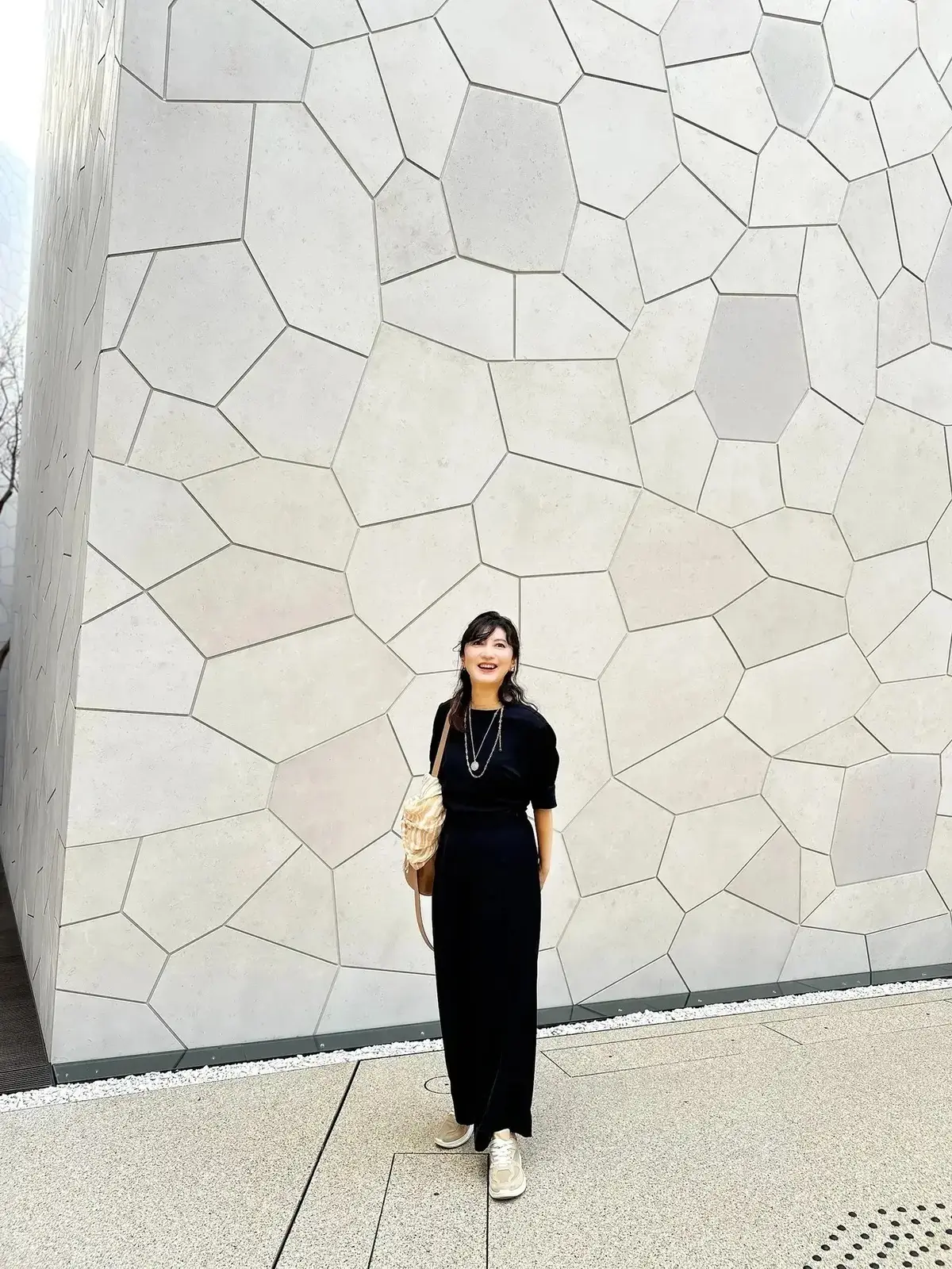 【50代 パンツコーデ15選】素材やカラーで爽やかさアップ！安心感のあるシルエットで美脚効果も抜群