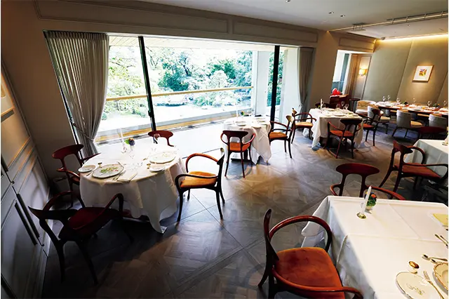 ダイニングからも東郷神社の庭が眺められる。家具類はすべて以前の青山のお店から運んだ