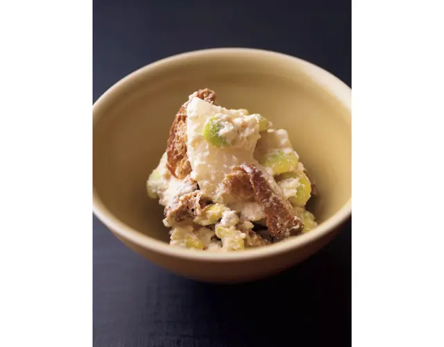 昼は一汁三菜のコース￥3,300、夜は8品ほどのおまかせコース￥8,800。「梨 利休麩 枝豆の白和え」。夜のコースには必ず季節のあえ物がつく