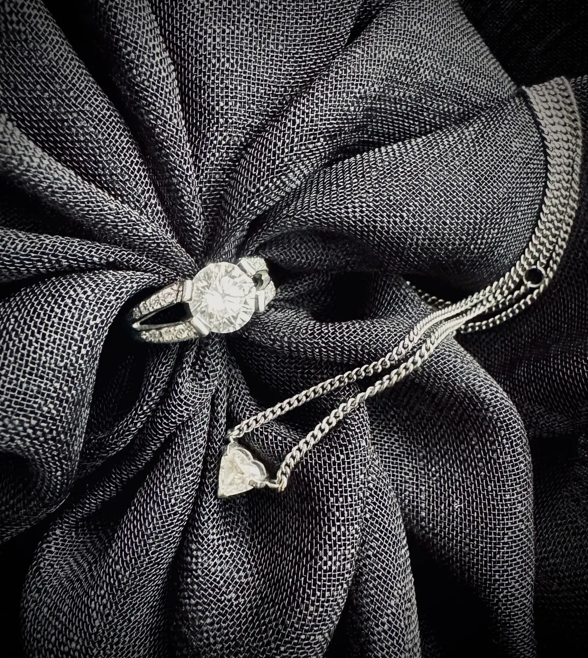 左から、トルコで購入したダイヤのリング、母の形見のダイヤネックレス