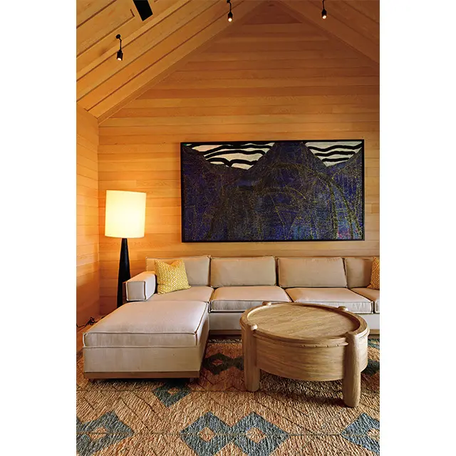 天然木や植物素材を多く用いたハレ。多くの部屋にラナイを備える。 火山の絵は、地元アーティスト作。内装デザインは、ハワイ育ちの建 築家とサンフランシスコのデザイン会社ニコルホリスによるもの