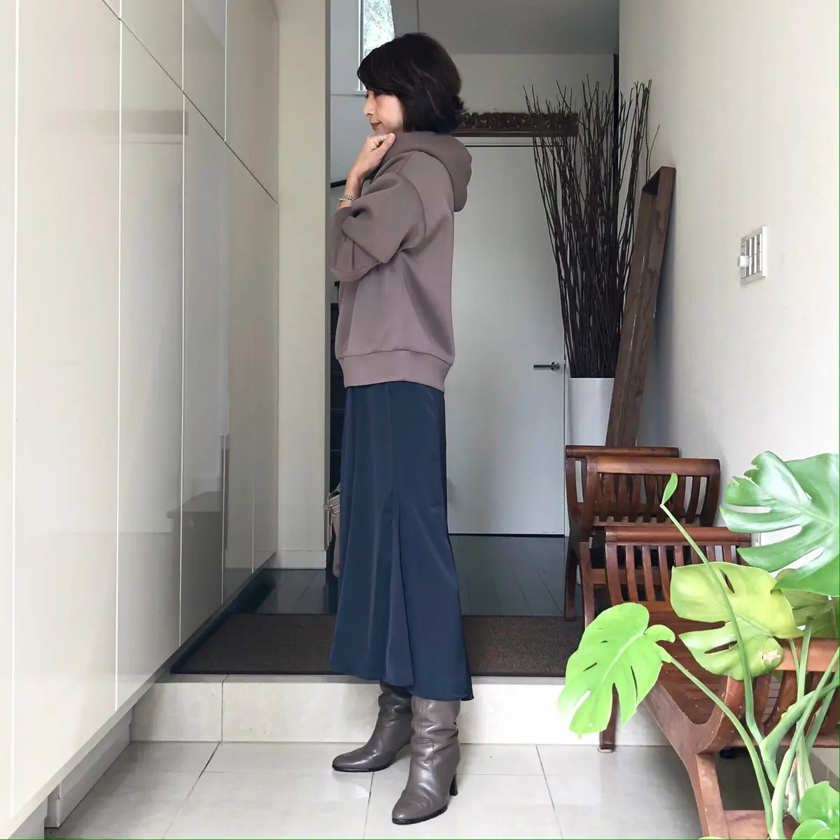 大人パーカー＋サテンスカートでワンツーコの画像_5