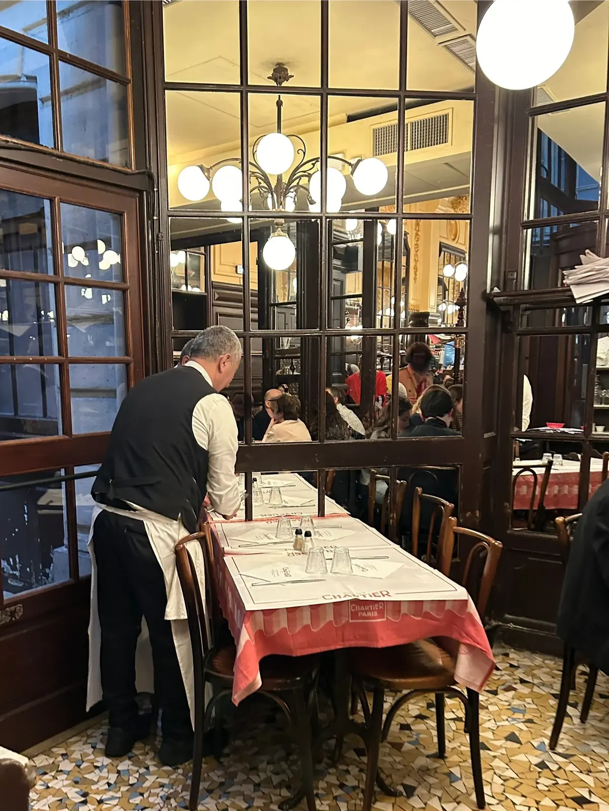 パリ　格安レストラン　ビストロ　「Bouillon Chartier （ブイヨン・シャルティエ）