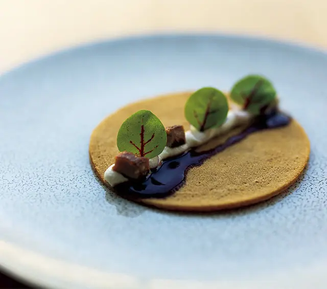 前菜の沖縄風黒糖クレープ「チンビ ン」もモダンに。島豆腐とサワーク リーム、フォアグラをのせて