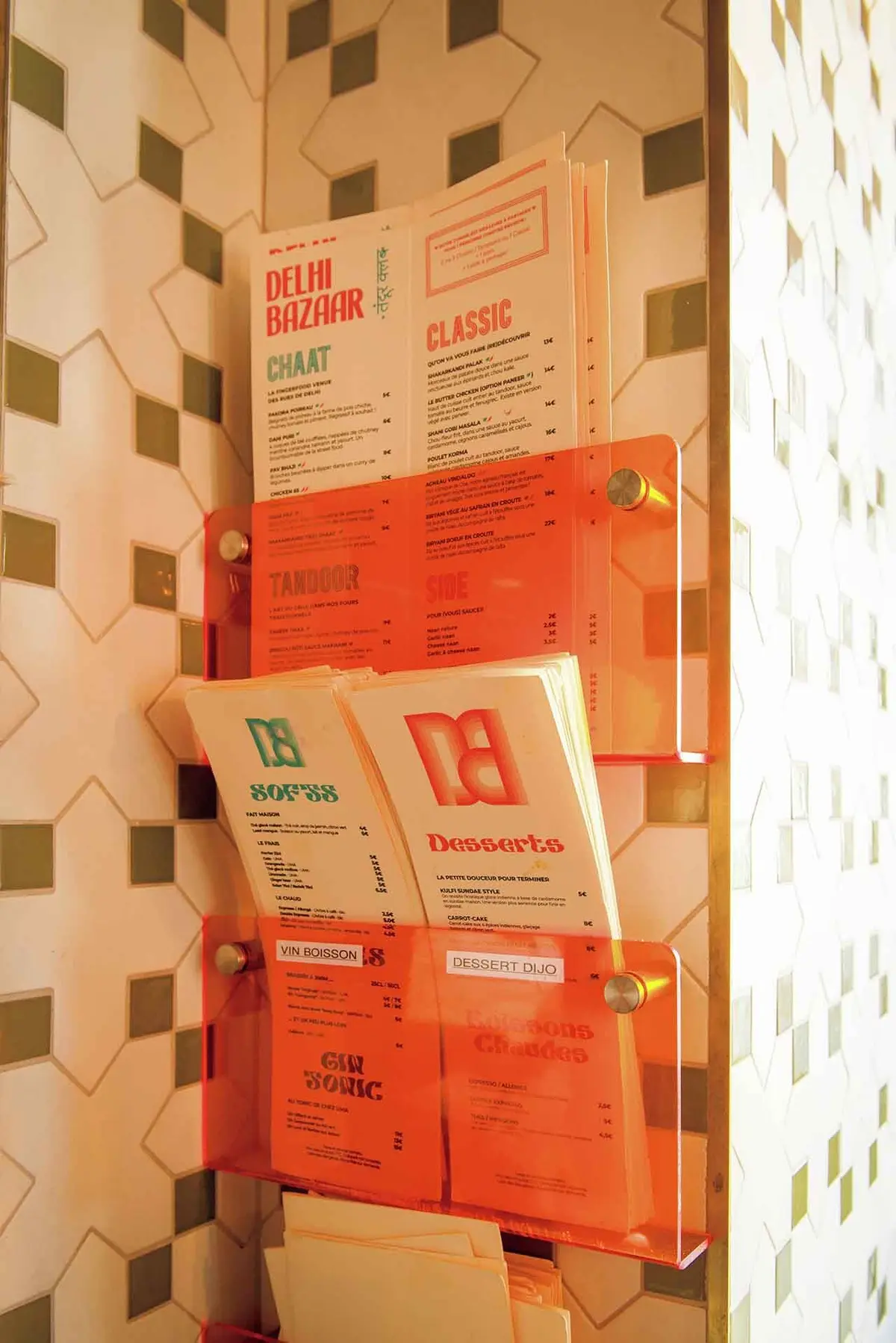 気のきいたビ ジュアルアイデンティ ティで統一されたロゴ マークやメニュー