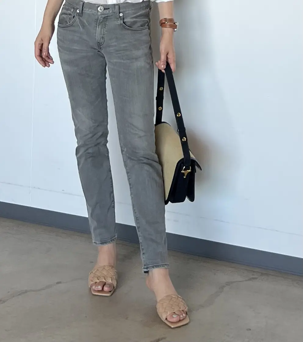 グレイッシュカラーのデニムコーデの画像_4