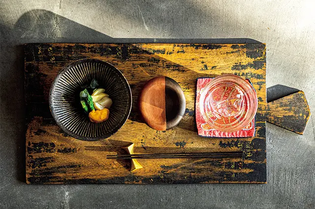 「アマナリ」では、ソテツのすり流しや島魚の鮨を はじめ、季節の食材を用いた和食をおまかせコース で提供。黒糖焼酎も80種類以上がそろっており、 島では一番のラインナップ。黒糖焼酎マイスターも いる。