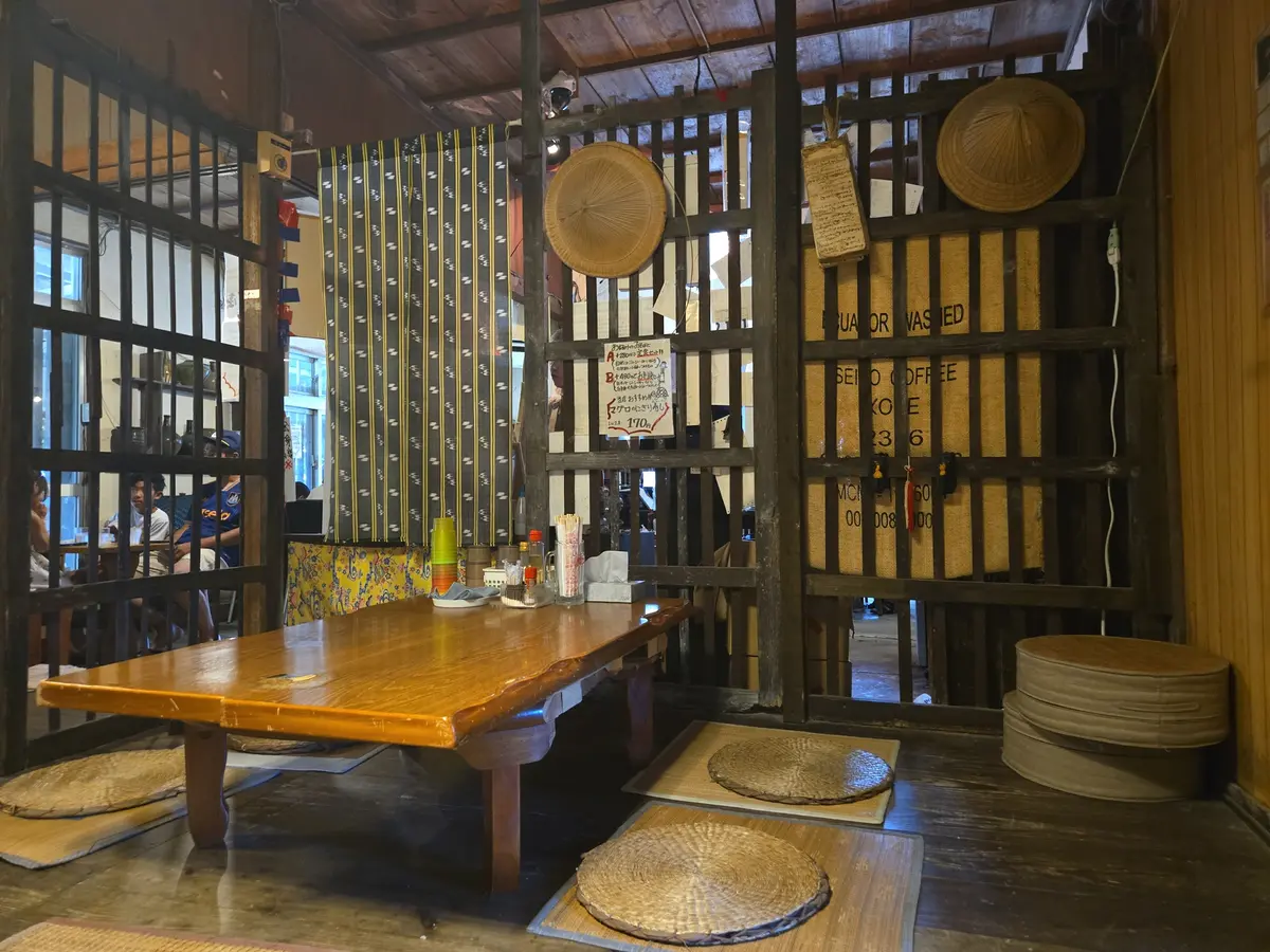 伊良部そばかめの店内