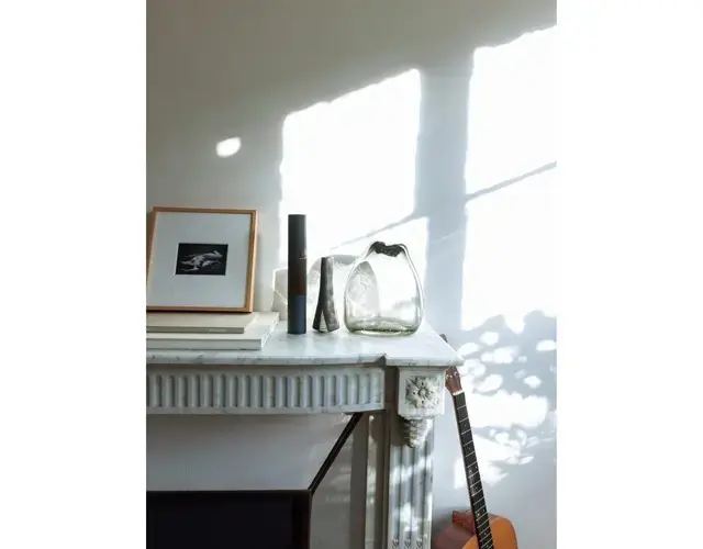 書斎の一角の暖炉まわりは、愛にあふれたディスプレイコーナー。