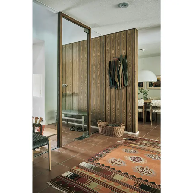 玄関を入るとリビングやその先の庭まで一望できるガラスの大きな扉