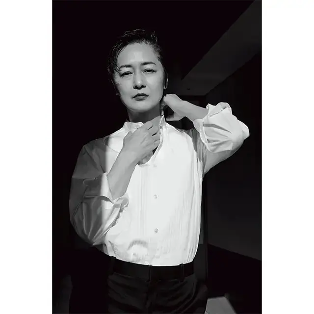 富岡佳子55歳 スペシャルインタビュー　シンプルに、軽やかに、“自分色”の輪郭を描いて