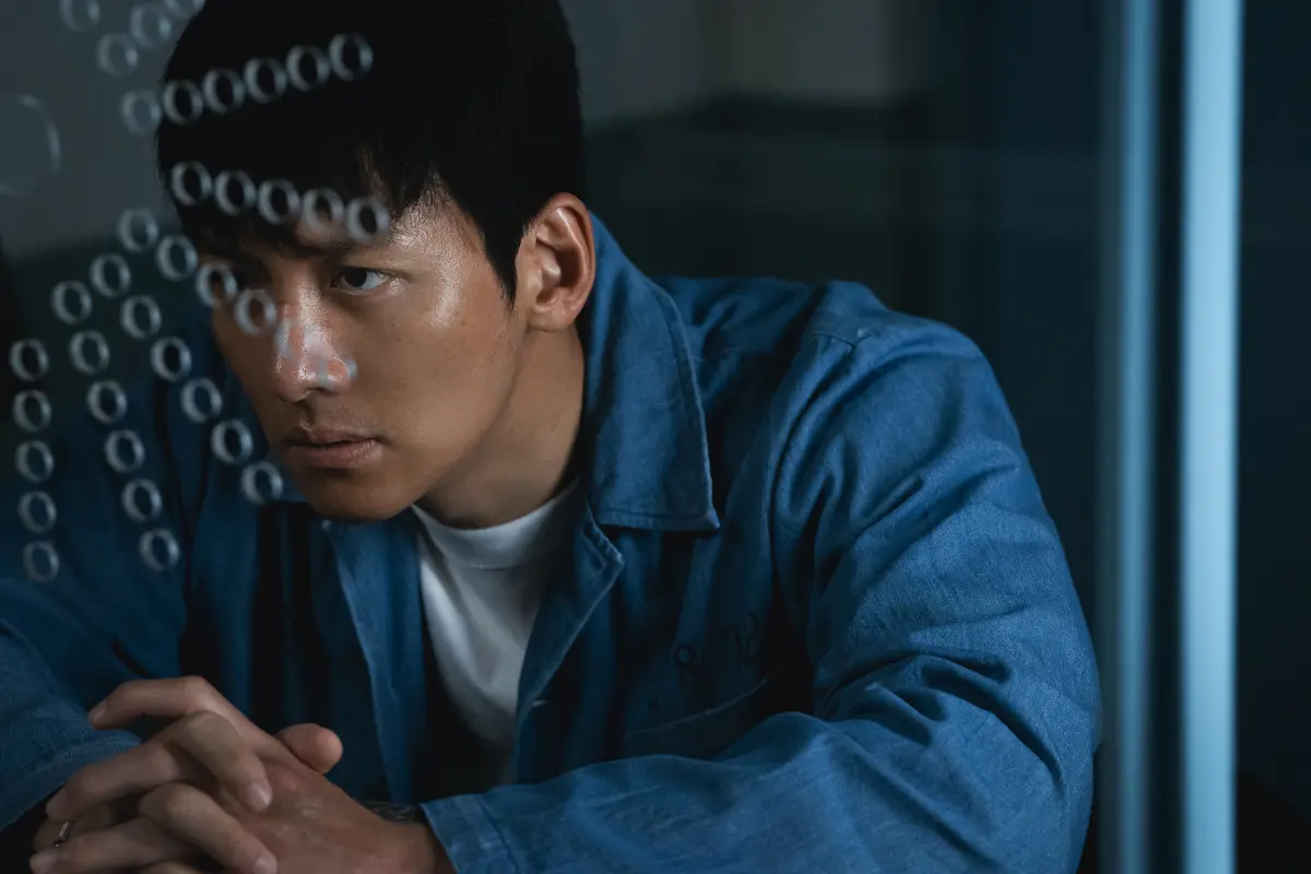 韓国ドラマ　『捏造された都市』　チ・チャンウク　 ディズニープラス スターで独占配信中  (C)2025 Disney and its related entities 　劇中シーン