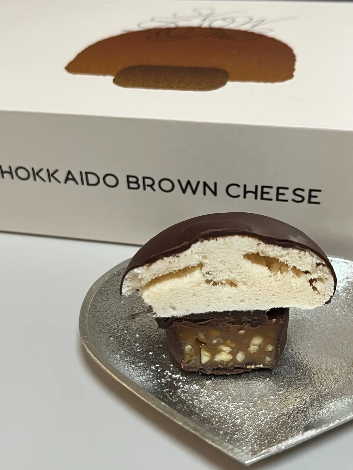 SNOW DOME断面図　HOKKAIDO　BROWN　CHEESE　　バターのいとこ　GOODNEWS　