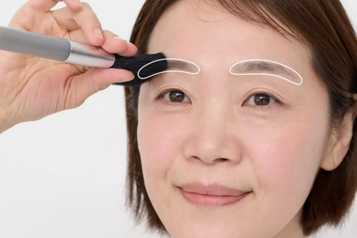 OurAge×Webエクラ 40代50代 若返りメイクテク フェイスパウダー塗り方 “消えない眉”のためにも、フェイスパウダーが役立ちます