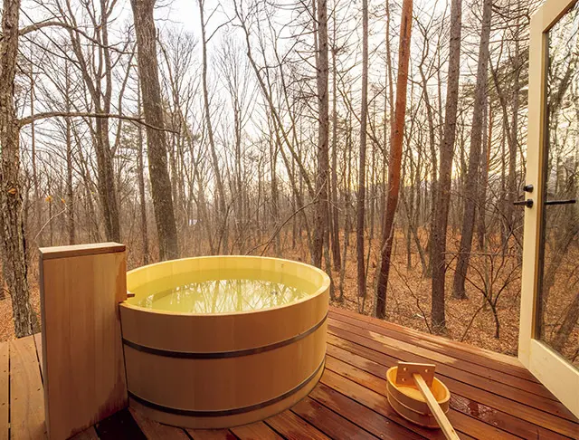 湯ぶねはゆったりサイズ。軽井沢は夏でも涼しく平均水温は12℃程度