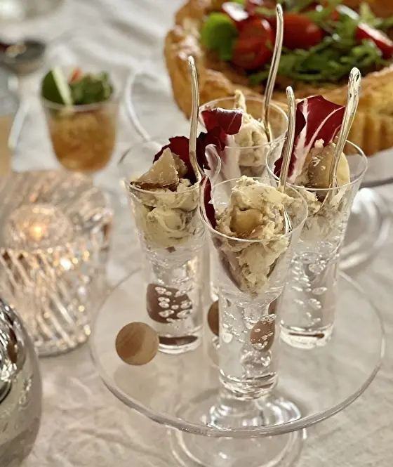 市販のものもガラス器に盛り付けるとおしゃれに！