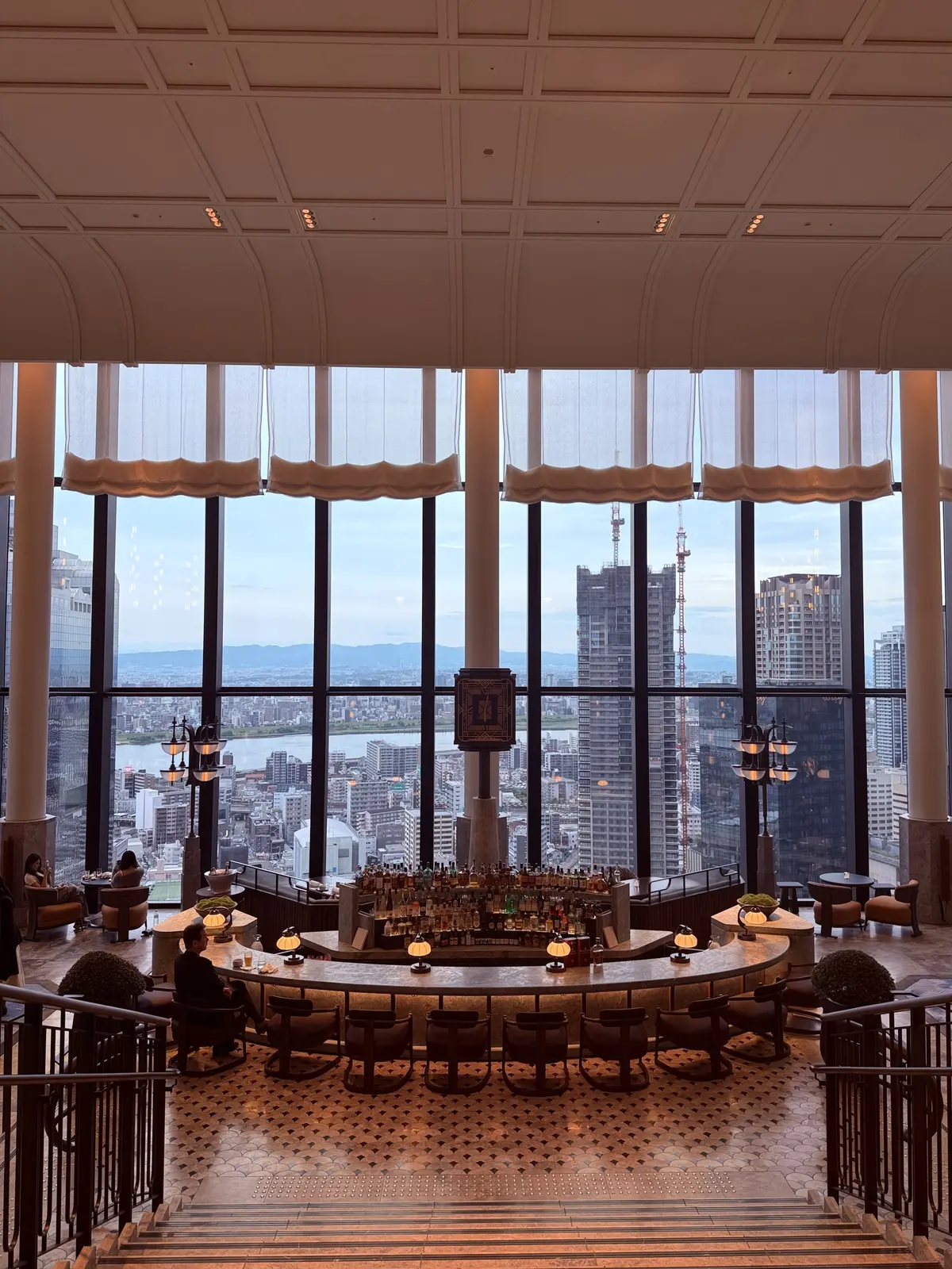 グラングリーン大阪にできた、ウォルドーフ・アストリア大阪、そのシグネチャーラウンジ「ピーコックアレー」