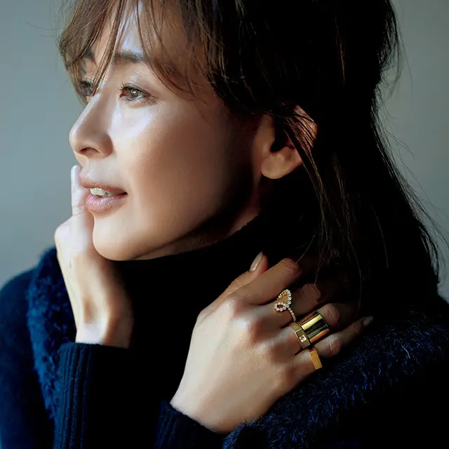 流線ダイヤモンドとプレートゴールド。 指先のモダンな輝きで、 黒タートルが"意志あるおしゃれ" に