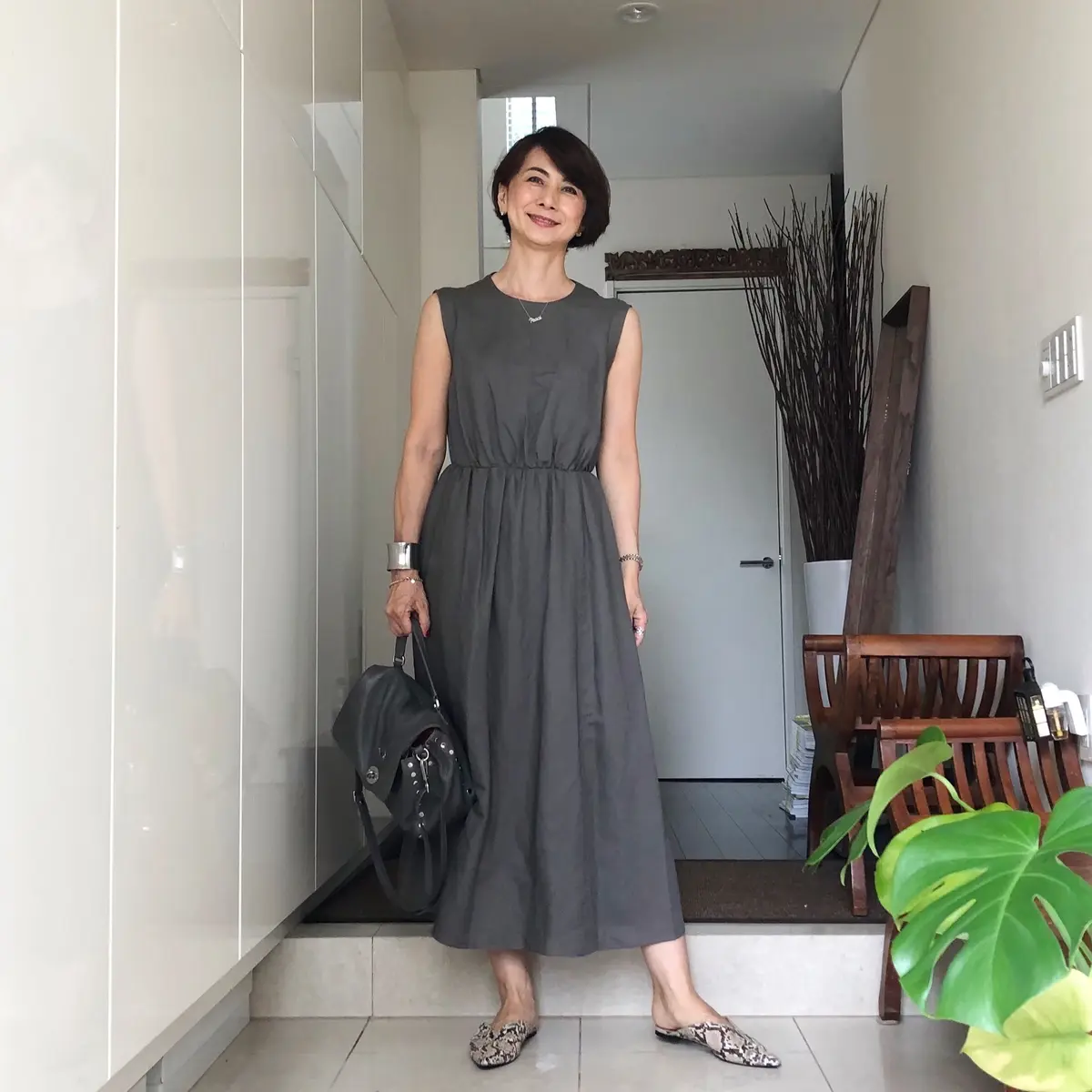 雰囲気出しワンピースでワントーンコーデの画像_2