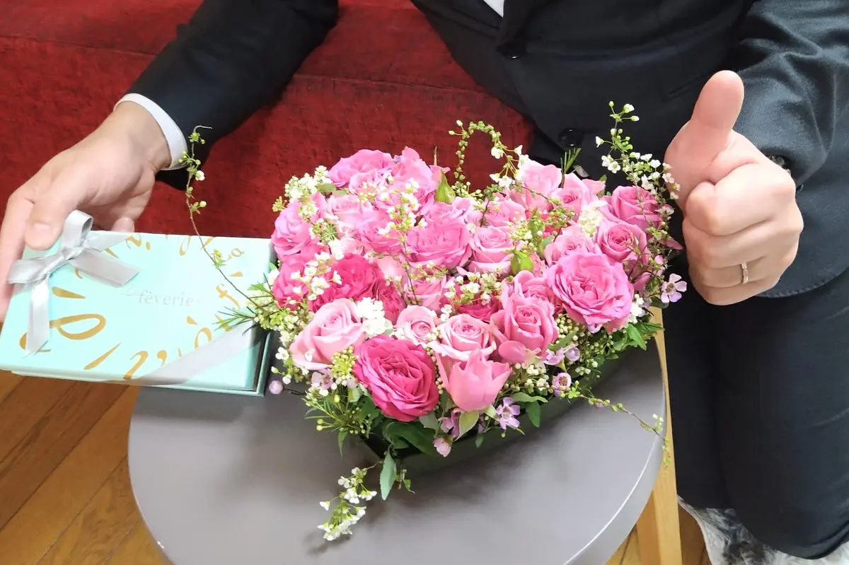 チョコレートとフラワーアレンジメント