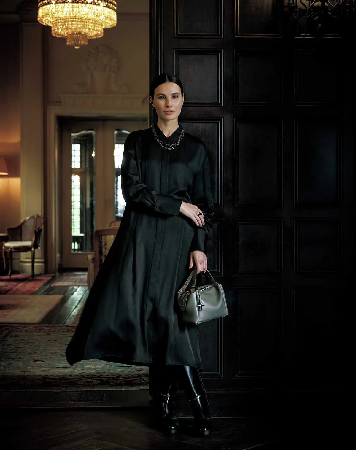 クラシカルな甘さに満ちた、 Ａラインのシャツドレス。 揺れる黒で、知的な品格を誘って