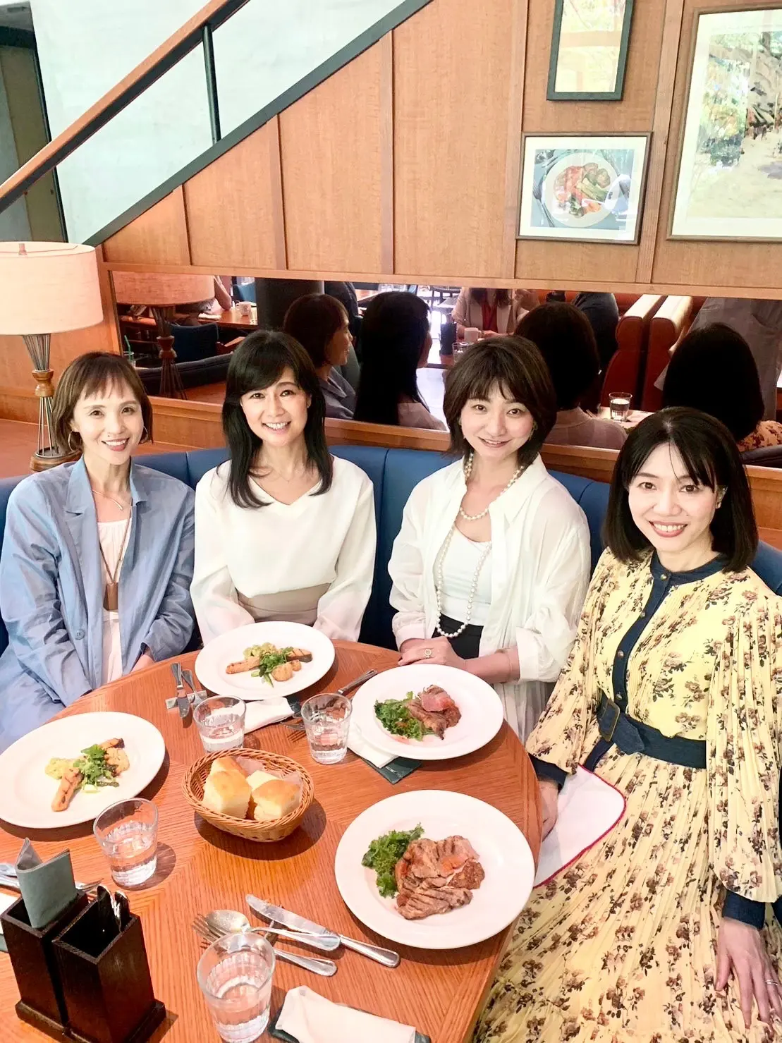 レストラン、TWELVE GADENS BAR & GRILL、トゥエルブ ガーデンズ バー アンド グリル、女子会、ランチ、ランチ会、ソファ席、シート席、室内、サーモン、豚肉、豚ロース、パン、ホワイトトップス、イエロー、ワンピース、ブルー、ジャケット、スカートコーデ、ジャケットコーデ、ワンピースコーデ、春服、秋服、秋、秋コーデ、春服コーデ、秋服コーデ、春コーデ、長袖、テーブル席、イタリアン、アメリカン、イタリア料理