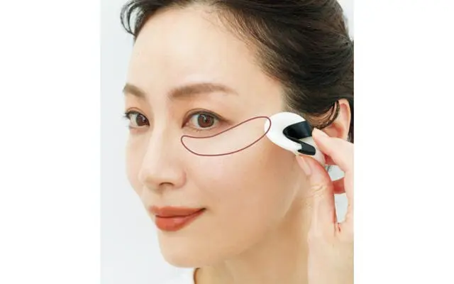 形と大きさの目安は親指と人さし指で作る「指ハート」。鏡の前で頰に当て、シミュレーション。