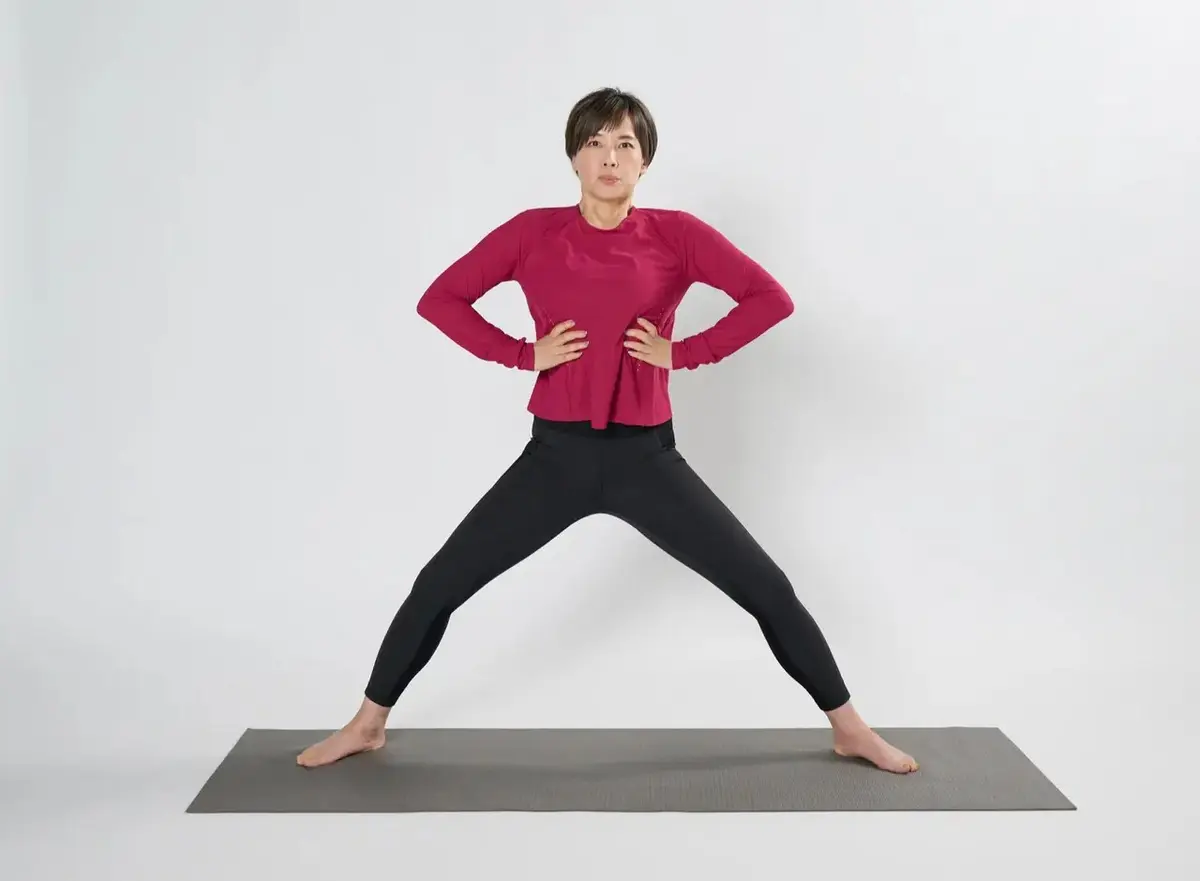 ②お腹を凹ませたまま、息をフーッと吐きながらお腹をさらに凹ませる。この胸式呼吸を3回繰り返したら、お腹の力を緩める。