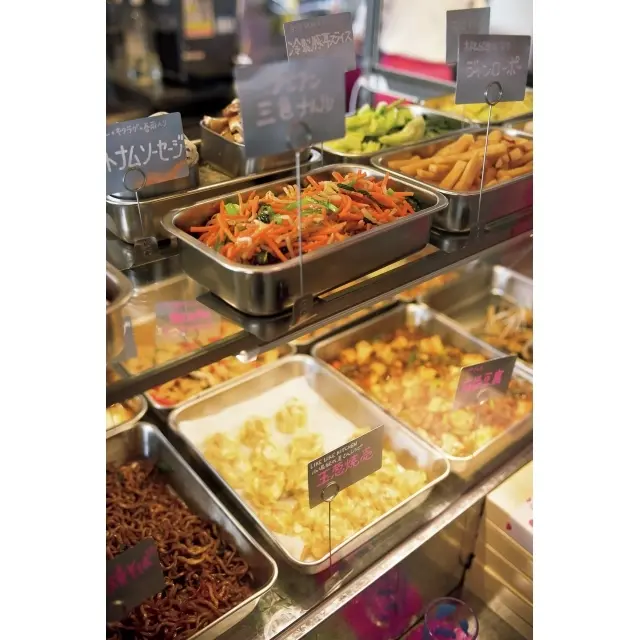 メインは、花椒が効いた麻婆豆腐や太麵の台湾風焼きそばなど。オリジナルメニューのほか、植松良枝さん、小堀紀代美さんら料理研究家がメニューを提供する一品も