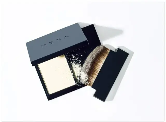 しっとり練りタイプのパウダーがキメ細かくフィット。 エアリー パウダー プライマー N 8.5g ￥6,490／アモーレパシフィックジャパン（HERA）