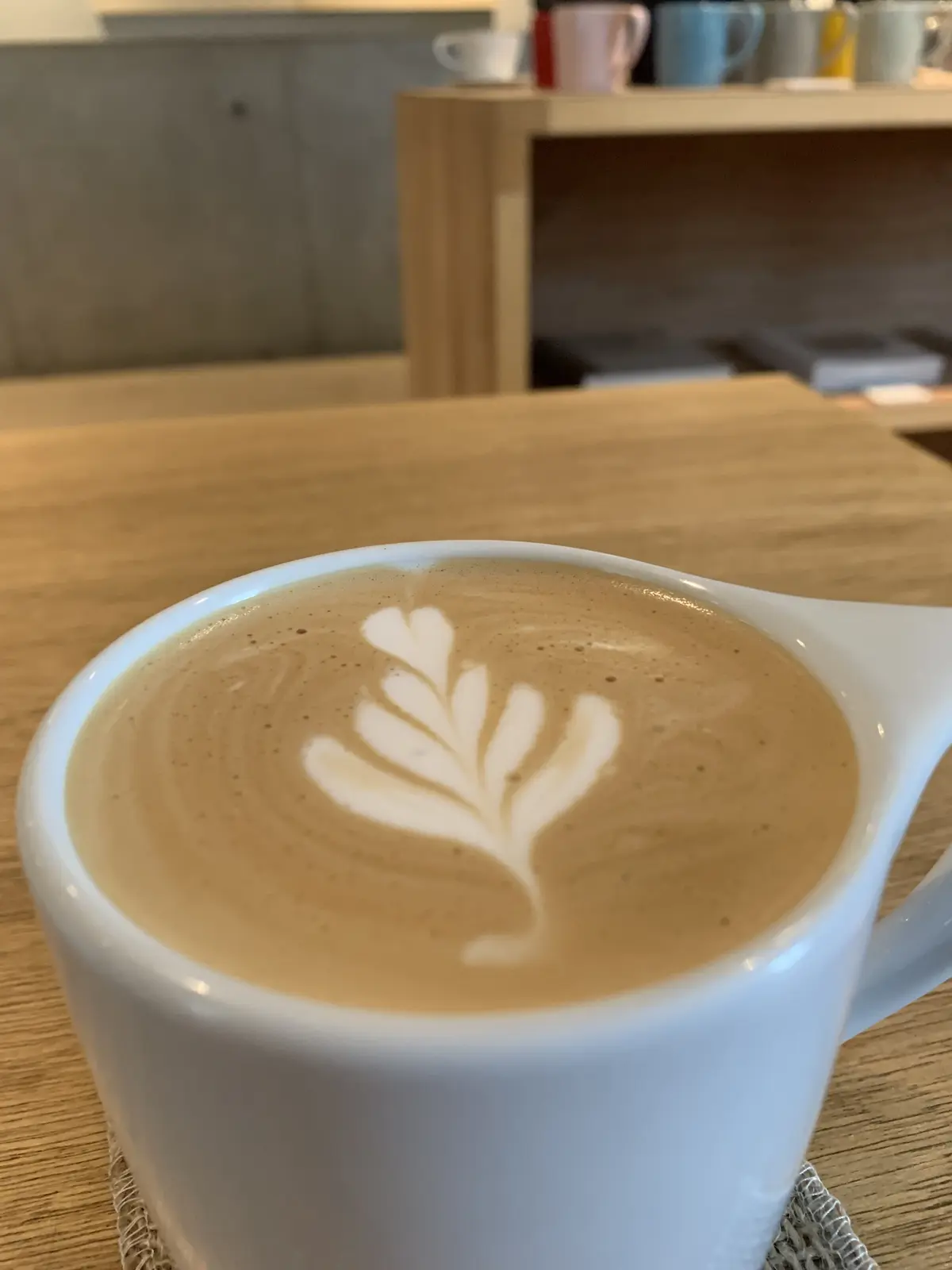 カフェラテとカップ