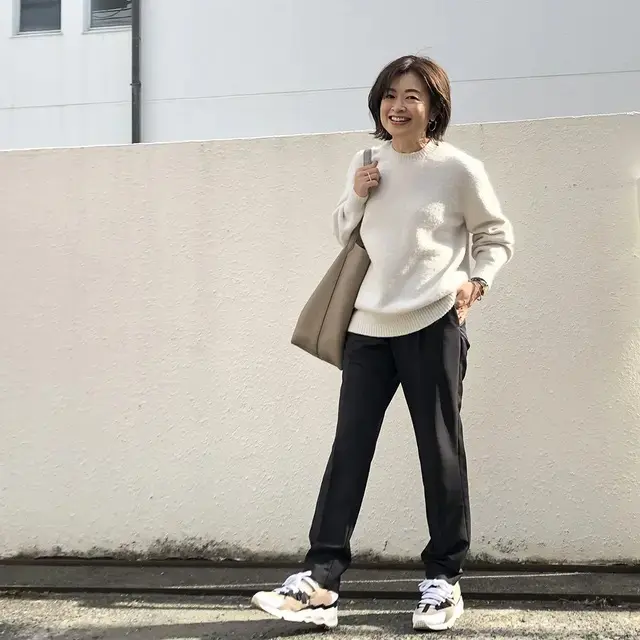 大きめバッグを選んで、全身にメリハリを加えています