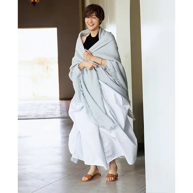 センシュアルな装いを 仕上げのリネンストールで ヘルシーに、愛らしく