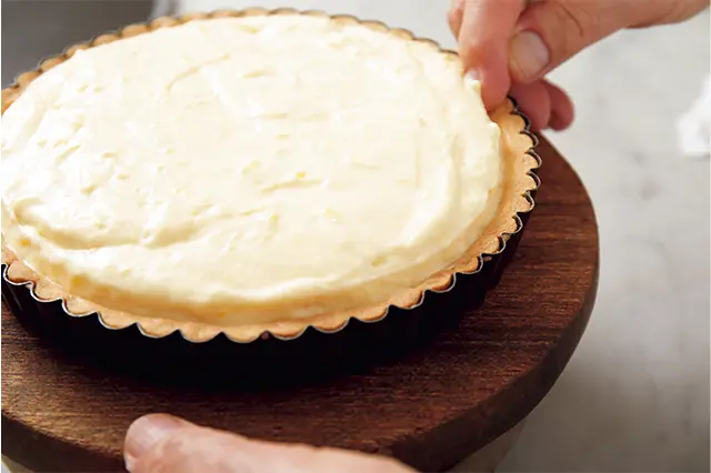 生地と種の間に人さし指の先で溝を作る。表面に霧を吹き、中温（170～180℃）のオーブンに入れ20～25分で焼き上げる。