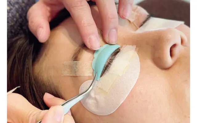 まつパー　ロッドにまつ毛を巻きつける