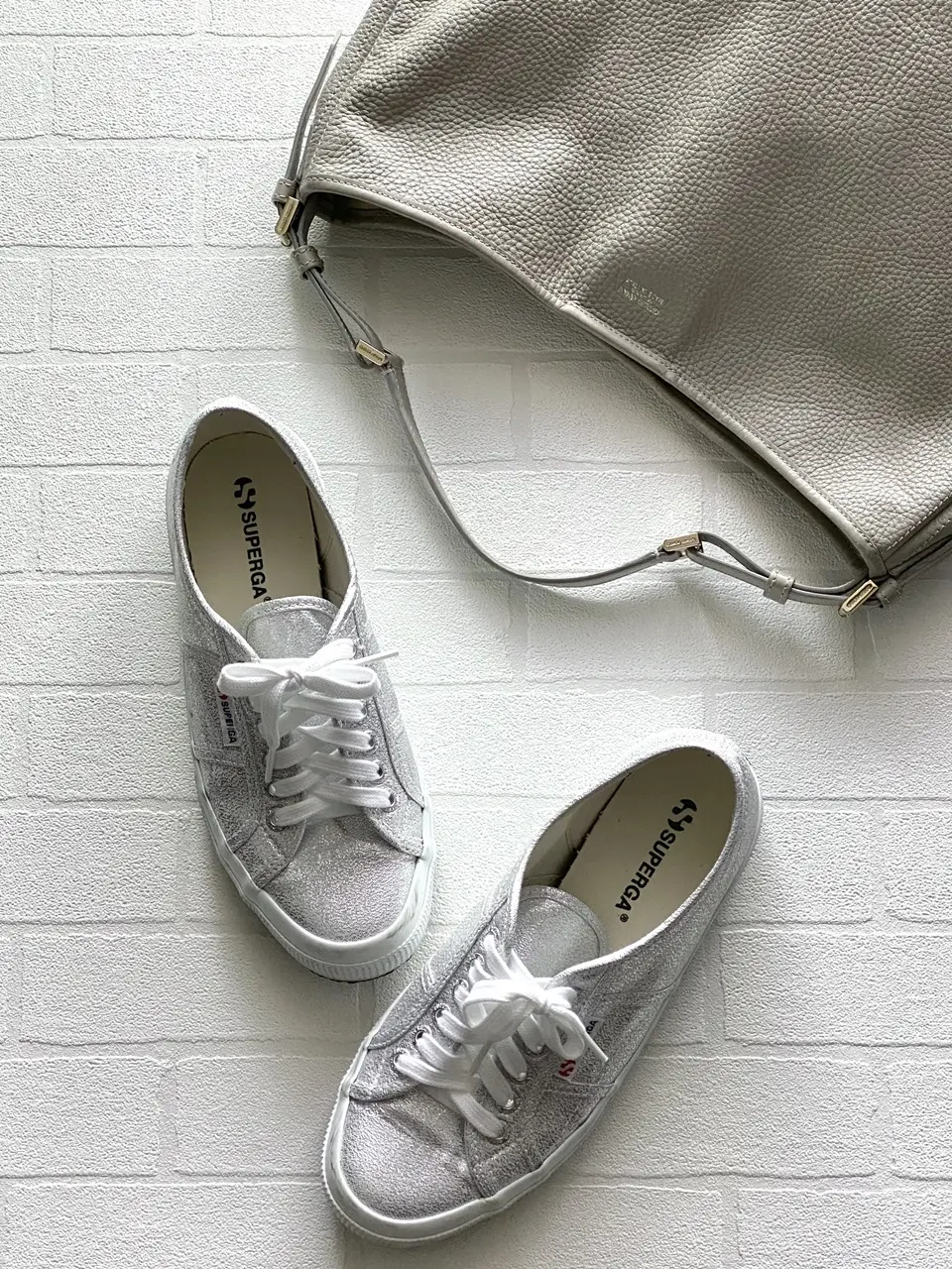 SPERGAのスニーカーとGiorgio Armaniのバッグ