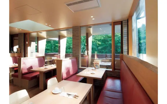 向かいの木立の緑が美しい。犬同伴可能なテラス席あり