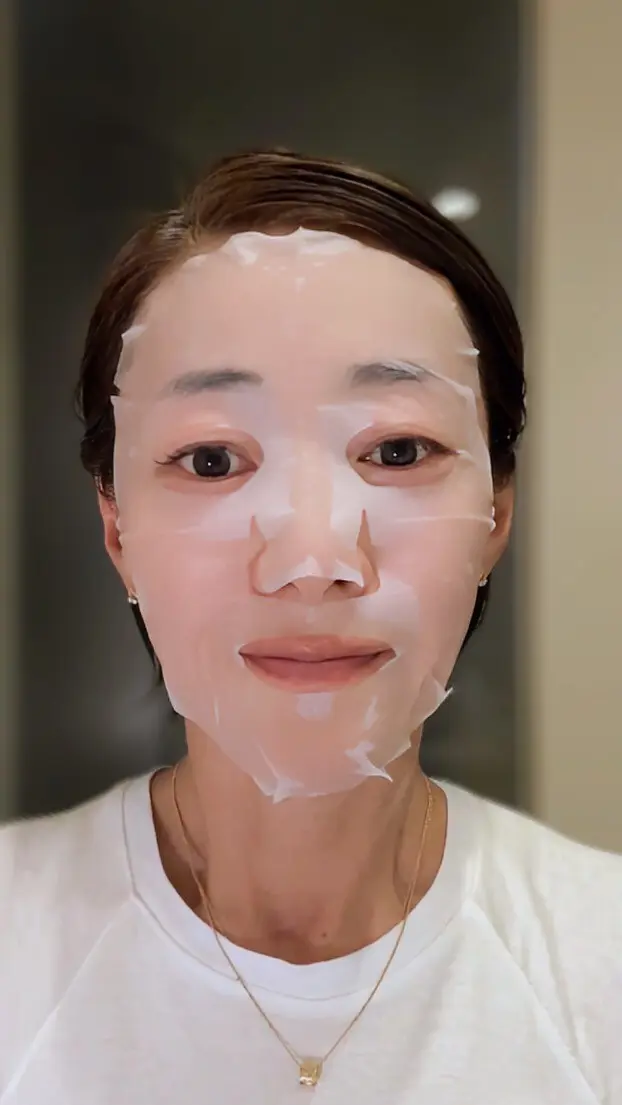 ドクターソワ SAIBOW マスクを塗っているエクラ華組の山崎さん