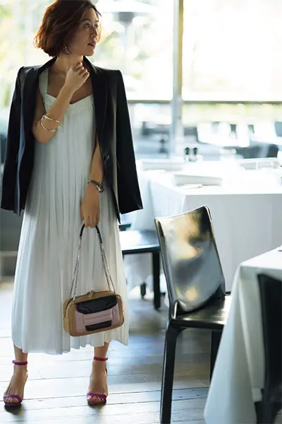 大草直子さんをさらに輝かせる、揺れる素材の白ワンピース