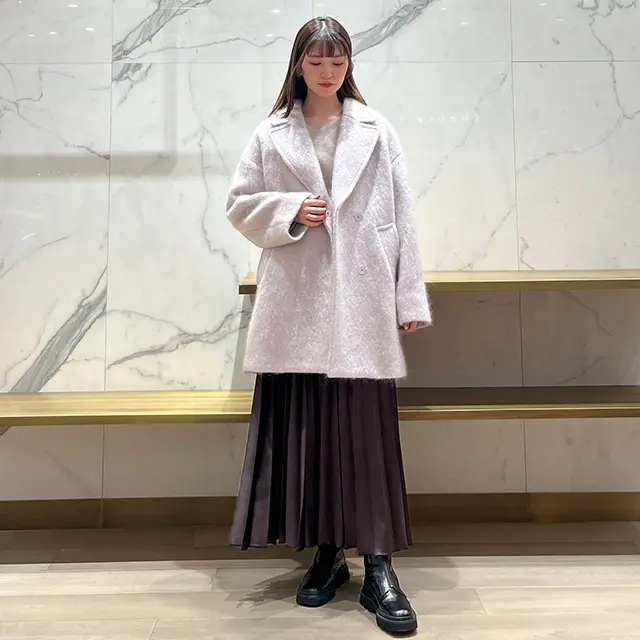 柔らかさと光沢感をミックスした、大人のフェミニン