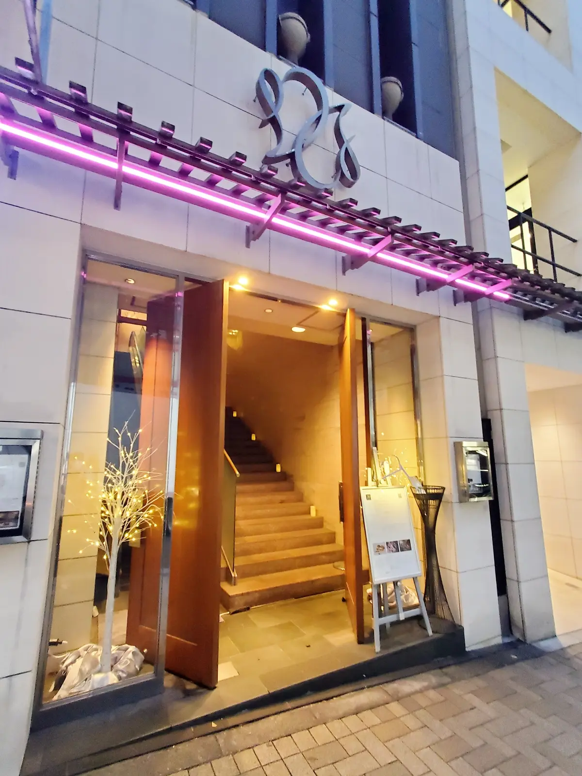 駅からすぐの神楽坂に面した素敵なエントランス