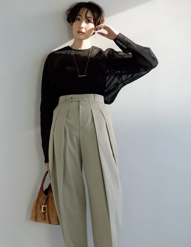 素肌が透けるシアーな黒でクールな女性らしさを楽しんで