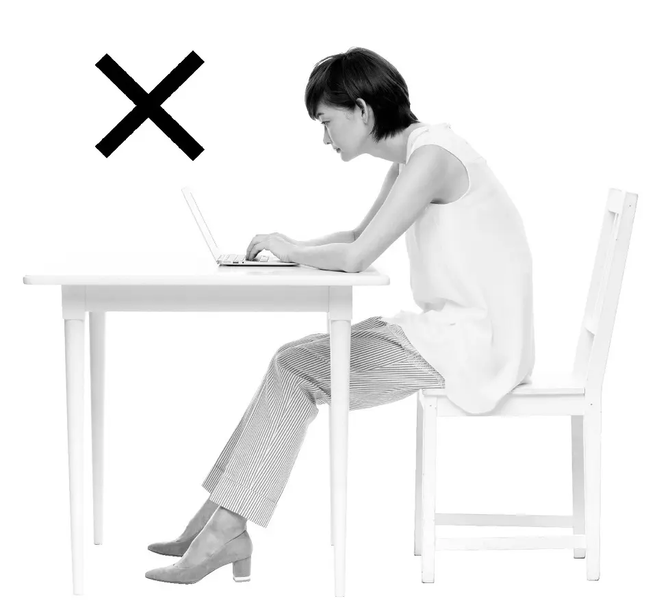 見られています。その猫背！　老けない姿勢の画像_1