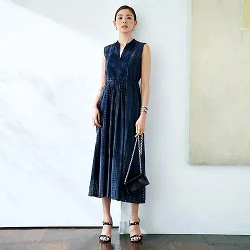 ほんのり透けるカットワークレースがリュクスなサマードレス