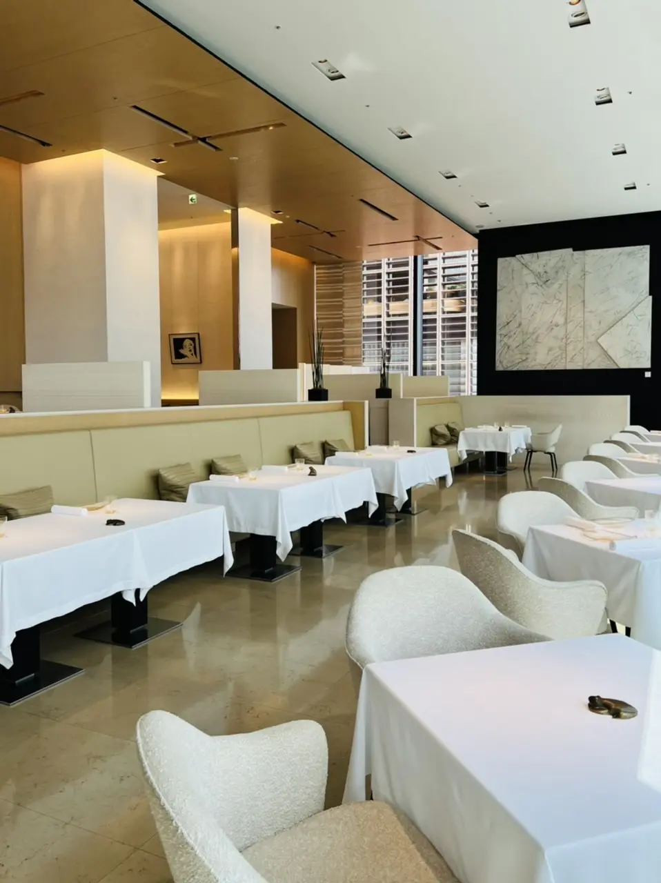 太陽光差し込む窓側から