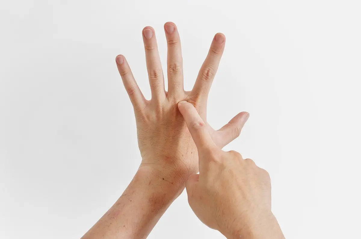 OurAge×Webエクラ　①の「合谷」、②の「落枕」、③と④の「腰腿点」のツボを、ひとつずつ人差し指か親指の先で押します。