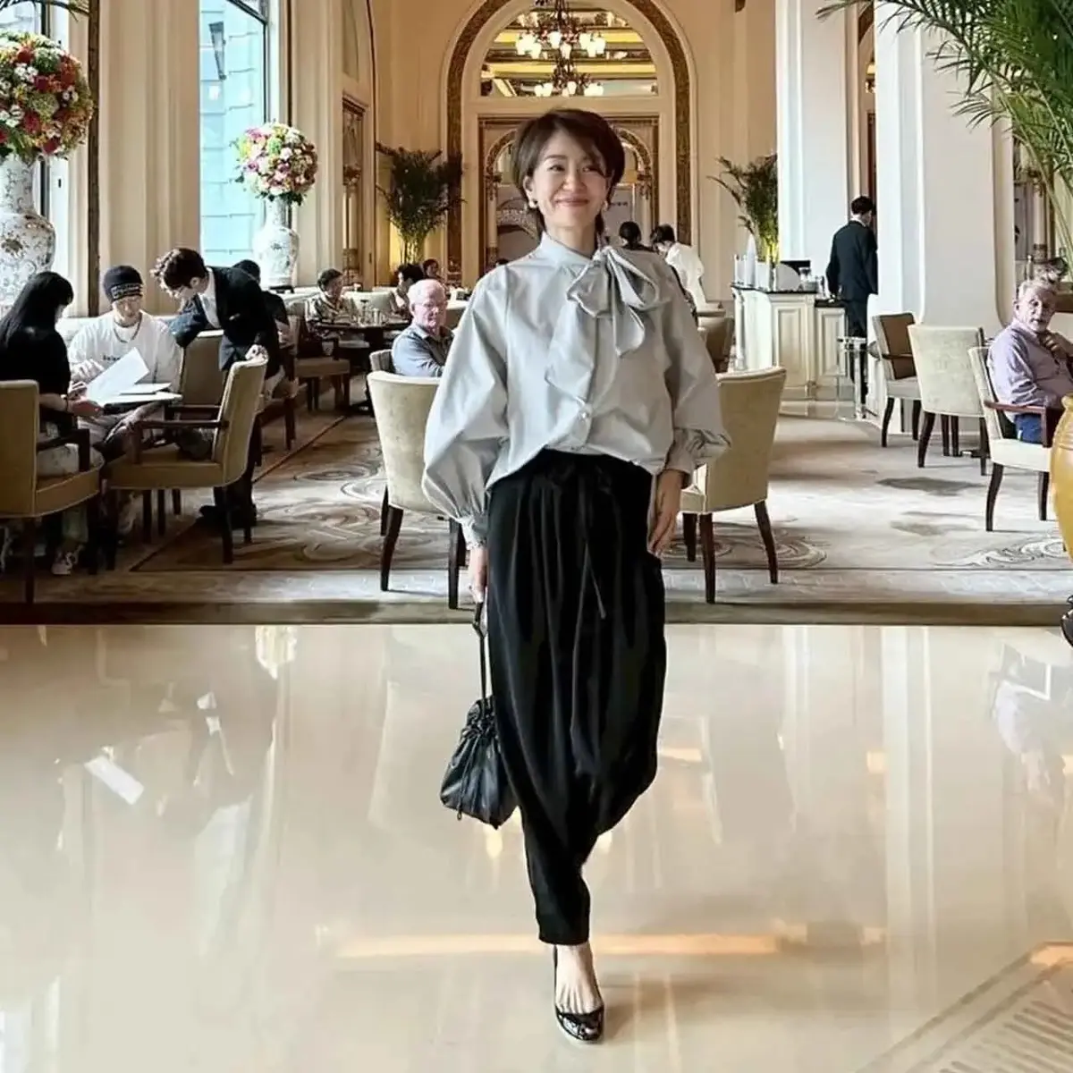 【50代のアフタヌーンティーコーデ5選】落ち着いた色合いで季節感も◎上品見えがかなう"ヌン活”コーデ