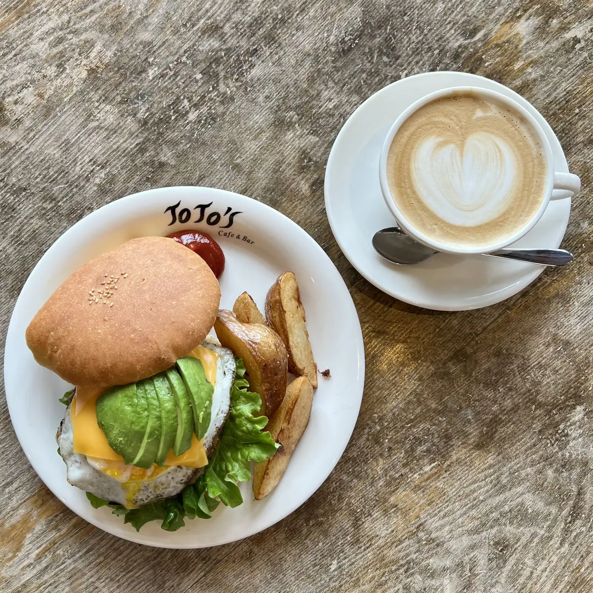 ニセコのカフェ「JoJo's Cafe＆Bar」のハンバーガーとカフェラテ