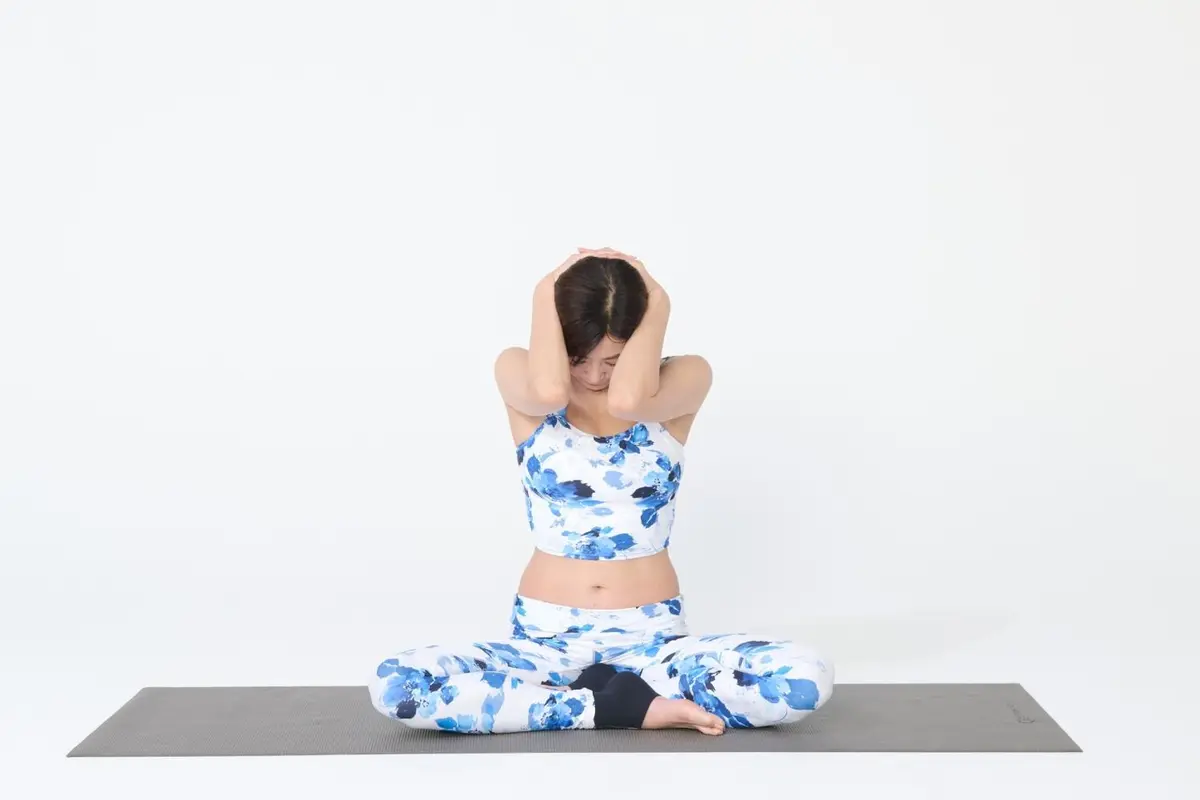 OurAge×Webエクラ　   ②息を吸って、吐きながら両ひじを閉じ、頭と手で押し合って、首を前に倒して3呼吸。このとき首が伸びるのを意識しましょう。